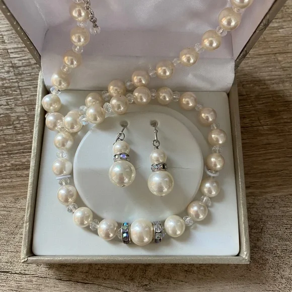 Necklace & Earrings Set Genuine Creamy White Mother of Pearl & Crystal - Picture 3 of 8